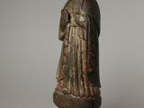 une statue ancienne d'une femme tenant un bébé dans ses bras