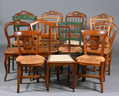 de nombreuses chaises disposées en cercle