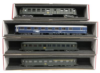 quatre wagons sont empilés les uns sur les autres dans un compartiment