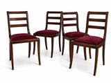 lot de quatre chaises de salle à manger en acajou, avec assise rembourrée de velours rouge