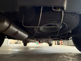 un gros plan sur le tuyau d'échappement et le silencieux d'une voiture