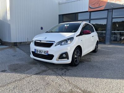 une voiture blanche garée devant un immeuble, devant un immeuble
