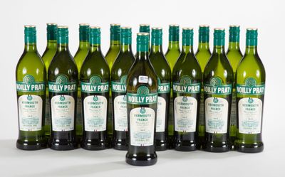 six bouteilles de vin sont alignées sur une surface blanche