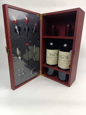 deux bouteilles de vin dans un coffret en bois