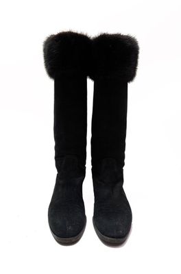 bottes noires en daim avec des revers en fourrure, sur fond blanc