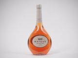 une image représentant une bouteille de brandy Matéus sur fond blanc