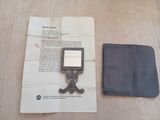 une photo représentant un cadre et un portefeuille posés sur une table