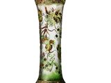 un vase vert orné d'un motif représentant un oiseau et des fleurs