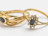 deux bagues en or serties de saphirs et de diamants sur fond blanc
