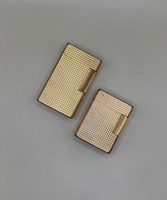 deux briquets posés l'un à côté de l'autre sur une table
