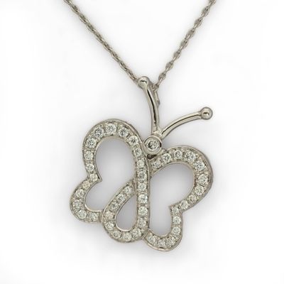 Collier en or blanc 18 carats et son pendentif "Papillon" en…