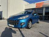 la voiture bleue est garée devant un bâtiment