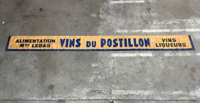panneau de signalisation jaune et bleu posé sur le trottoir d'un parking