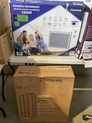 de nombreuses boîtes contenant du matériel électronique, posées par terre dans le magasin