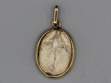 une image représentant un pendentif en or orné du portrait d'une femme