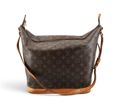 un sac à bandoulière Louis Vuitton sur fond blanc