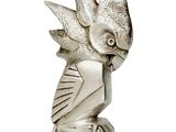 statue représentant un oiseau sur un socle noir, avec un fond blanc
