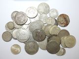 une pile de pièces posée sur une table à côté d'une calculatrice