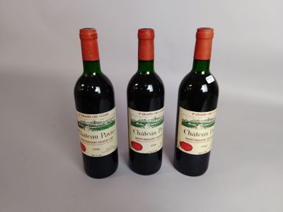 trois bouteilles de vin rouge posées côte à côte sur une table