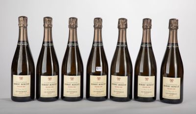 six bouteilles de vin alignées sur une table