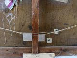 une photo d'une croix fabriquée à partir d'un morceau de bois