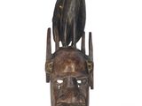 sculpture représentant un oiseau perché sur la tête d'un homme