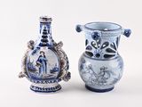deux vases bleus et blancs placés l'un à côté de l'autre