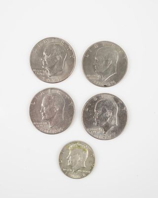 quatre pièces de même type sont représentées sur une surface blanche