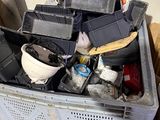un tas d'ordures dans une poubelle, dans un garage