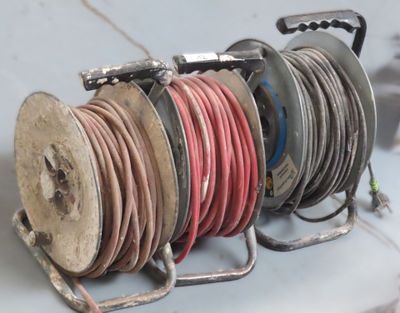 beaucoup de bobines posées sur une table