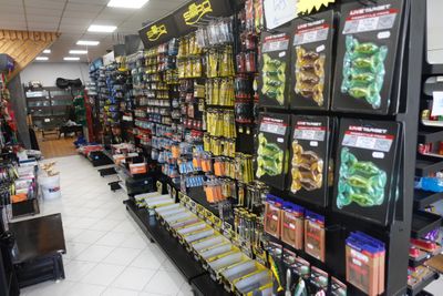 de nombreux types d'aliments différents dans les rayons du magasin