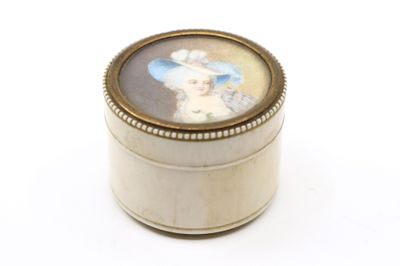 une petite boîte blanche sur laquelle figure l'image d'une femme