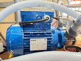 une machine bleue à laquelle est raccordé un tuyau