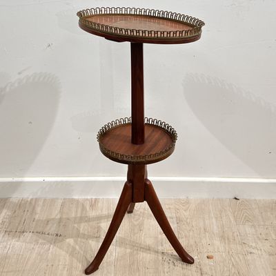 une table en bois sur laquelle sont posés trois plateaux