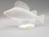un poisson en verre posé sur une table