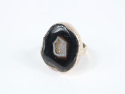bague en argent avec une agate noire et une pierre druzy blanche