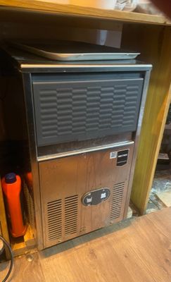 une photo d'une petite machine à glaçons dans une pièce