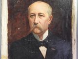 un vieux tableau représentant un homme moustachu portant un nœud papillon
