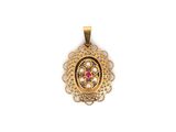 une image représentant un pendentif en or orné d'une pierre rose au centre