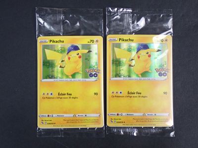 deux paquets de cartes à collectionner Pokémon posés sur une table