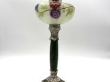 une image représentant une lampe en verre surmontée d'une couronne