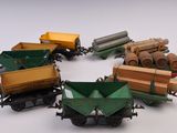 Plusieurs petits trains sont disposés en cercle sur une surface blanche