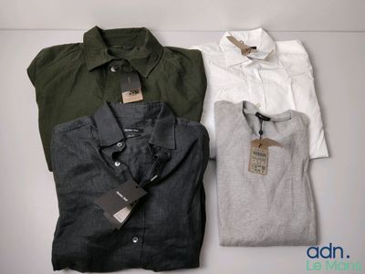 trois chemises pour homme sont disposées sur une surface blanche