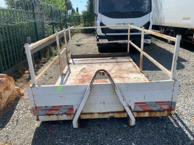 un camion blanc garé à côté d'une remorque
