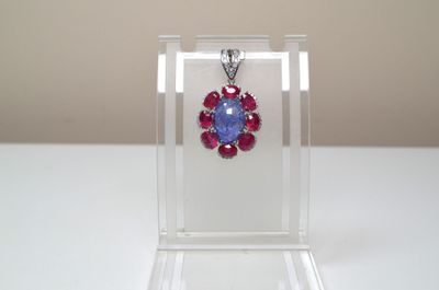 Un pendentif en argent serti au centre d'une tanzanite caboc…