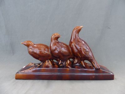 trois oiseaux posés sur une table