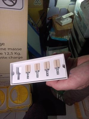 une personne tenant une boîte contenant un trousseau de clés