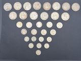 une collection de pièces d'argent du monde entier