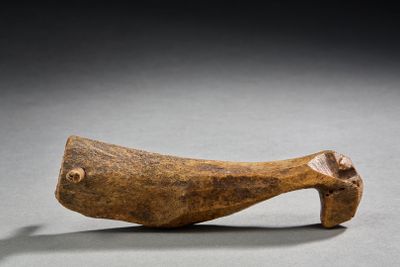 un gros plan d'un objet en bois posé sur une surface grise