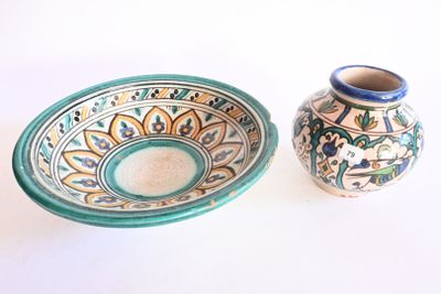 un petit bol et un petit vase posés sur une table